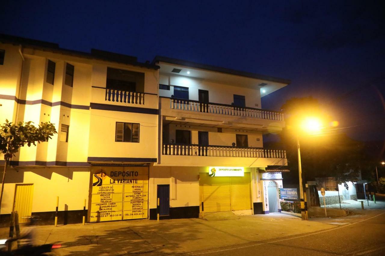 Hospedaje Aquel Almendro Santa Fe de Antioquia Buitenkant foto